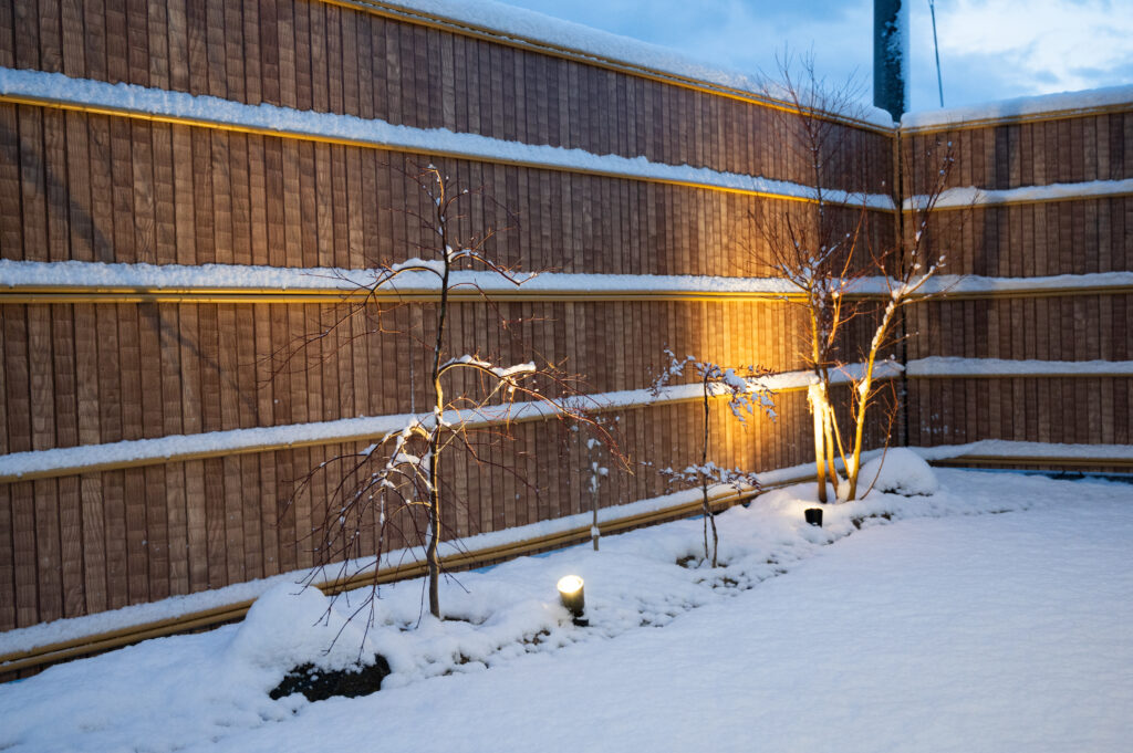 外構フェンスと雪の積もった庭